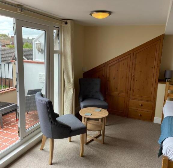 بنسيون The Courtyard Guest House