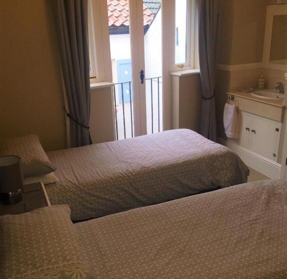 بنسيون The Courtyard Guest House