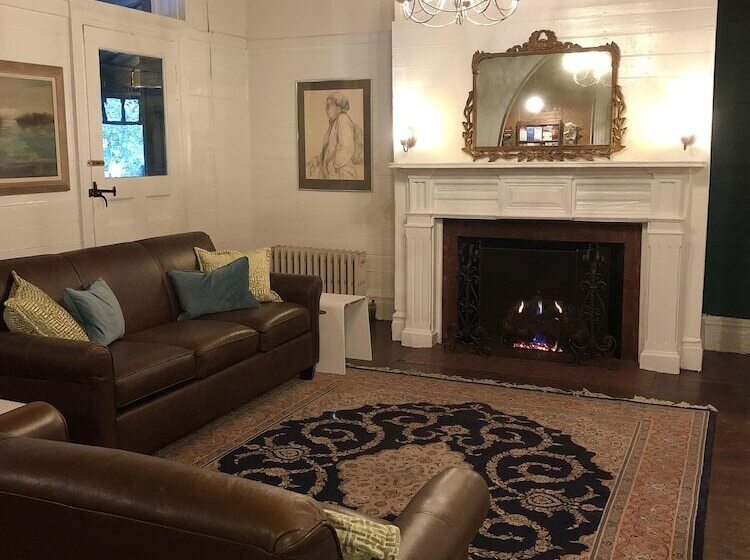 مبيت وإفطار Rogues  Harbor Inn
