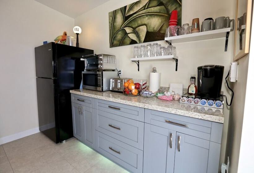 ベッドアンドブレックファースト Fantasy Island Inn – Caters To Men