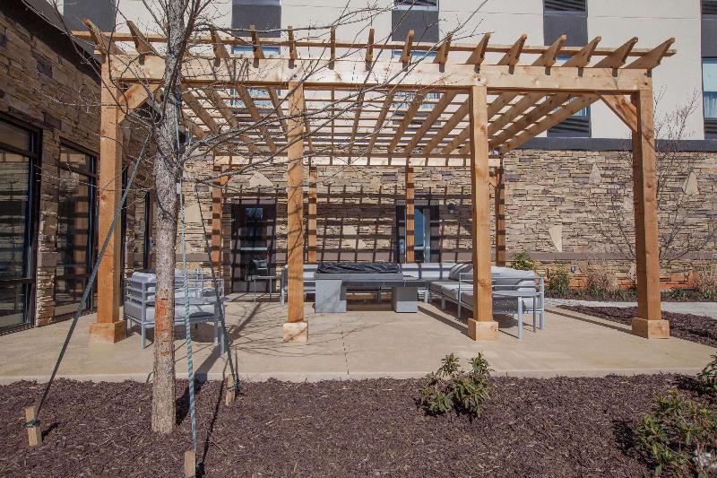 فندق Hampton Inn Emerson Lakepoint