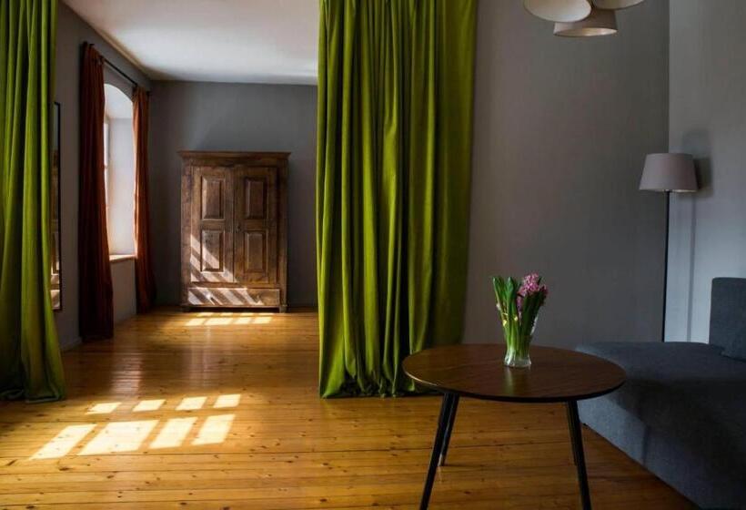 هتل Rooms And Suites At Bookinn B&b