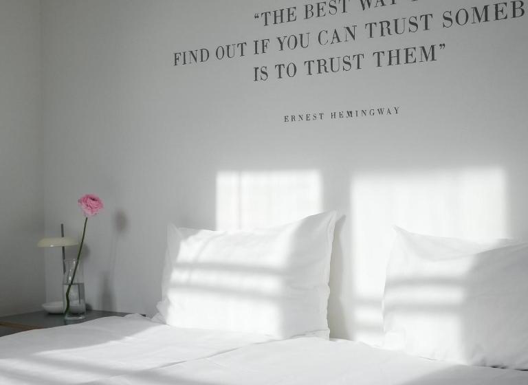 هتل Rooms And Suites At Bookinn B&b