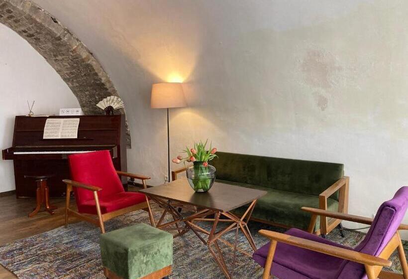 هتل Rooms And Suites At Bookinn B&b