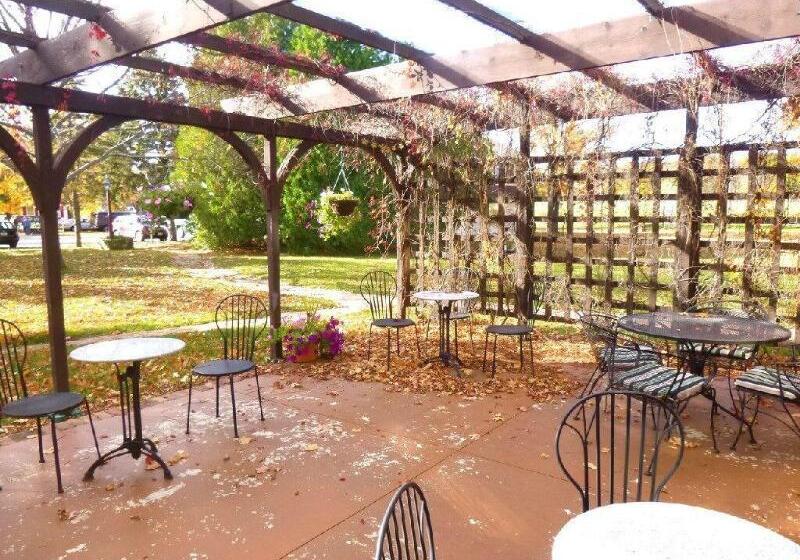 فندق Settlement Courtyard Inn & Lavender Spa