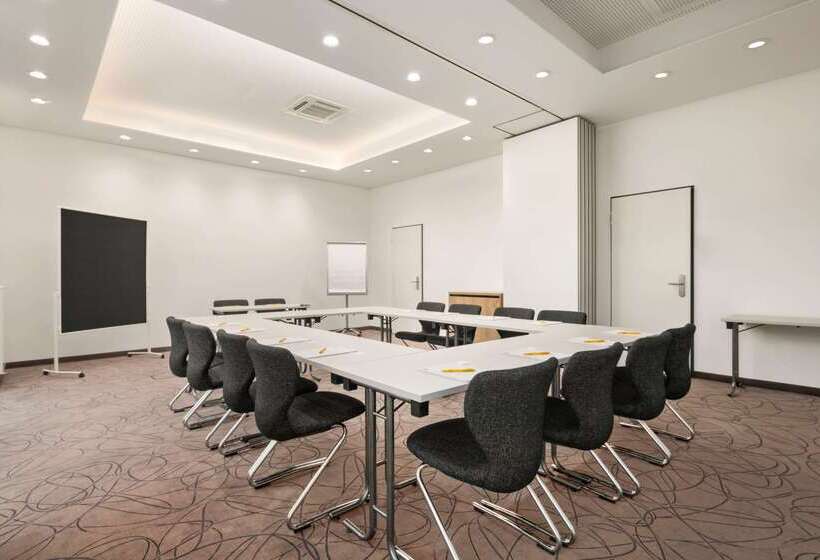 Отель Super 8 By Wyndham Munich City North