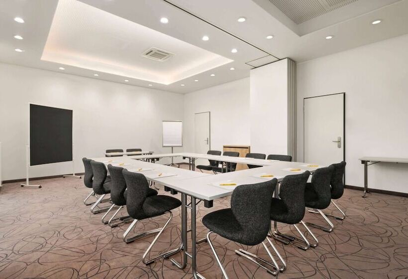 Отель Super 8 By Wyndham Munich City North