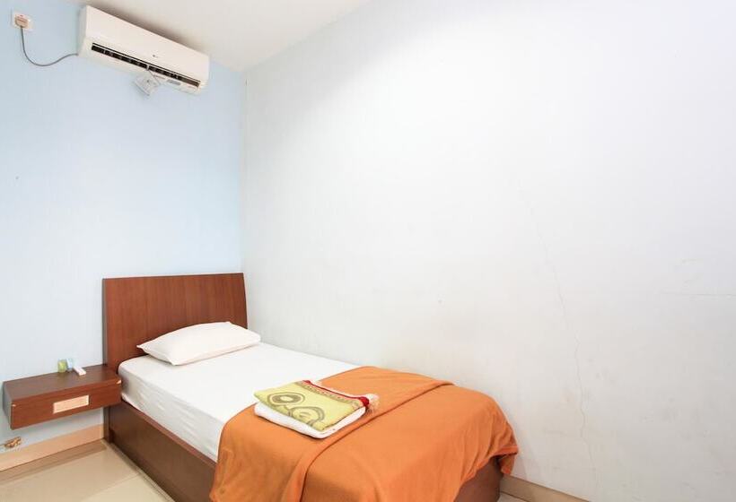 Отель The Nancy S Homestay Pekanbaru Mitra Reddoorz