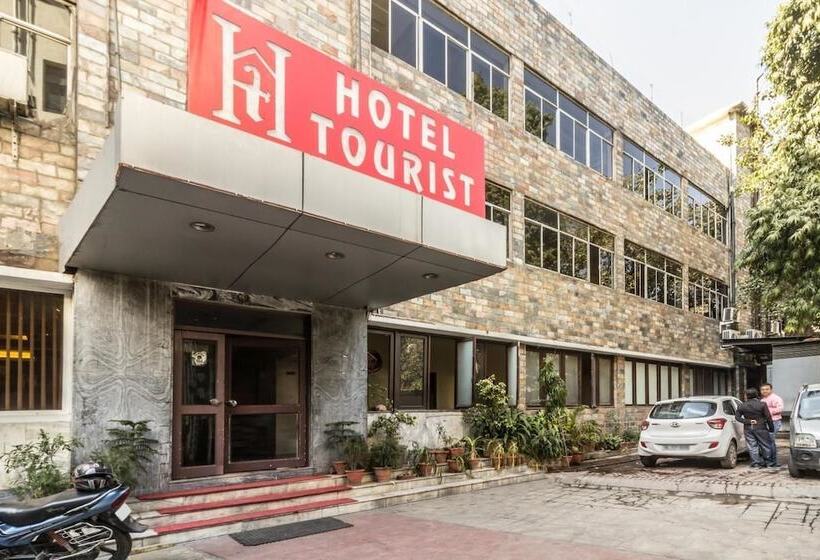 Отель Tourist