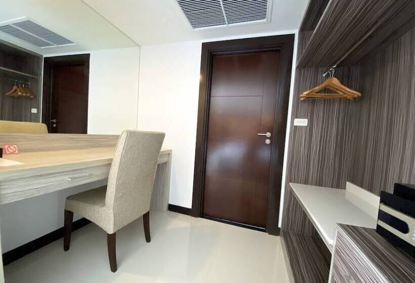 Hotel Vareena Palace