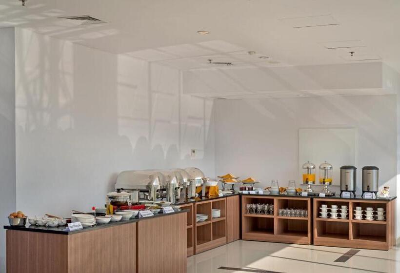 Whiz Prime Hotel Megamas Manado