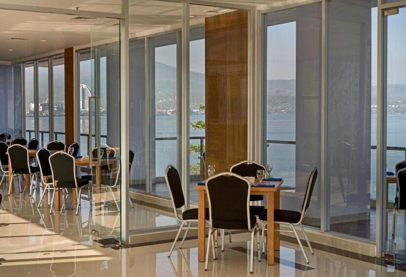 Whiz Prime Hotel Megamas Manado