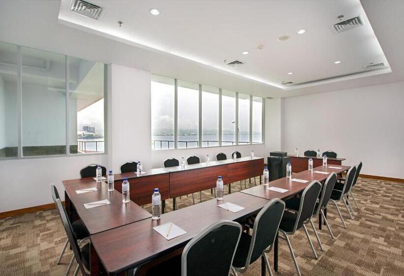 Whiz Prime Hotel Megamas Manado