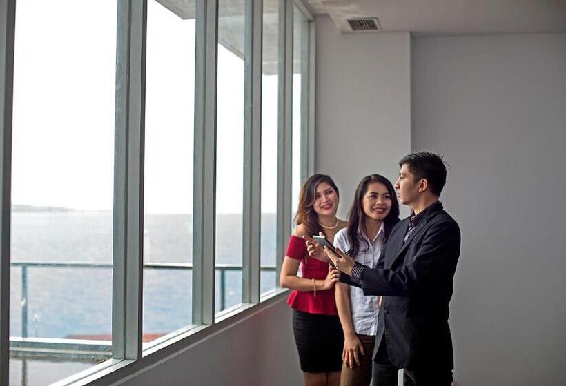 Whiz Prime Hotel Megamas Manado