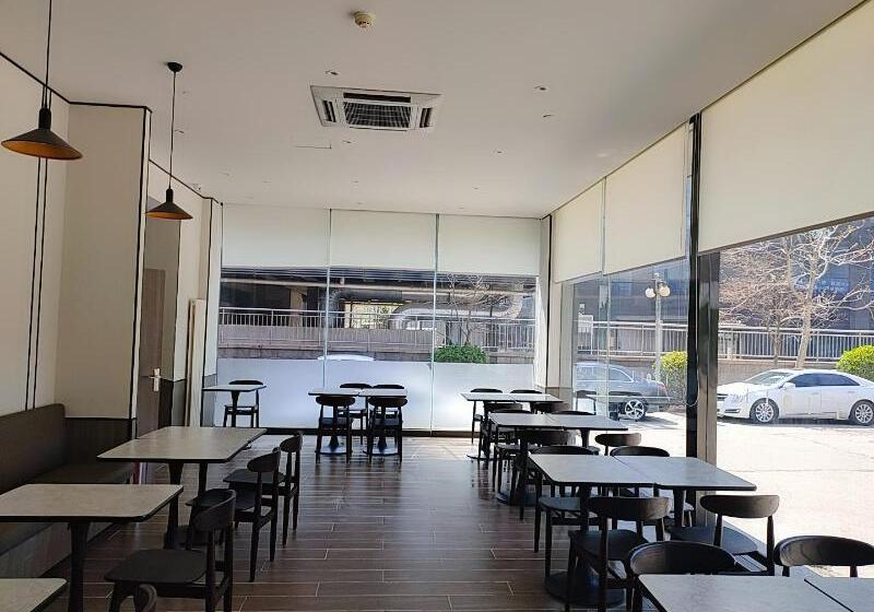 Hanting Hotel Qingdao May Fourth Plaza