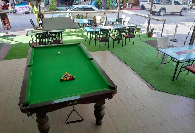 ペンション Oasis Guesthouse & Bar