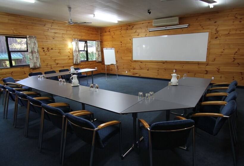 Отель Lakes Lodge Okataina