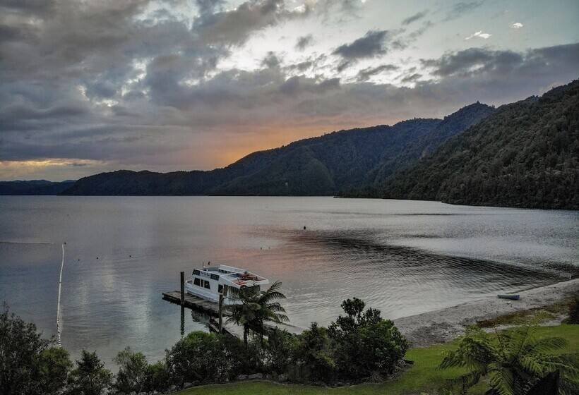 Отель Lakes Lodge Okataina