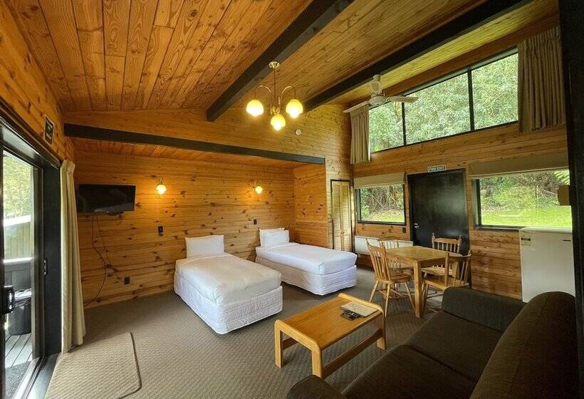 Отель Lakes Lodge Okataina