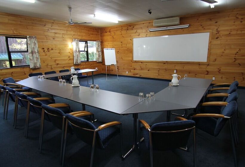 Отель Lakes Lodge Okataina