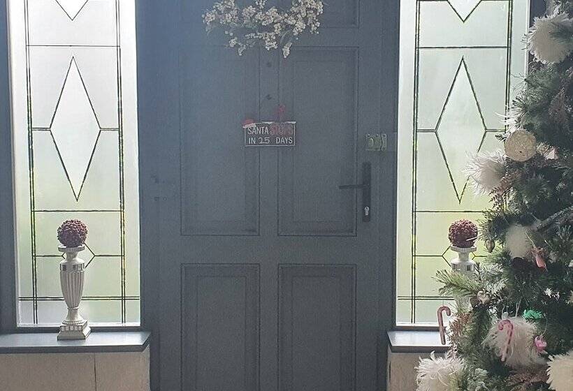 مبيت وإفطار Church View House