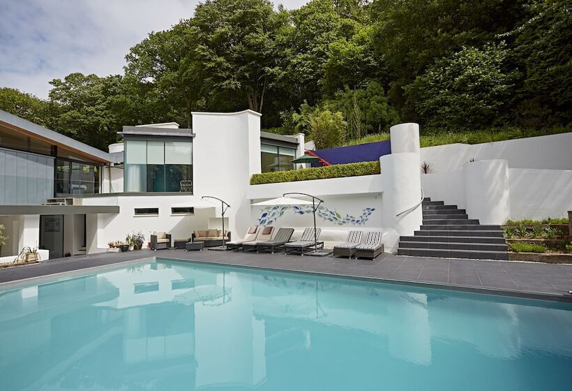 تختخواب و صبحانه Kaywana Hall