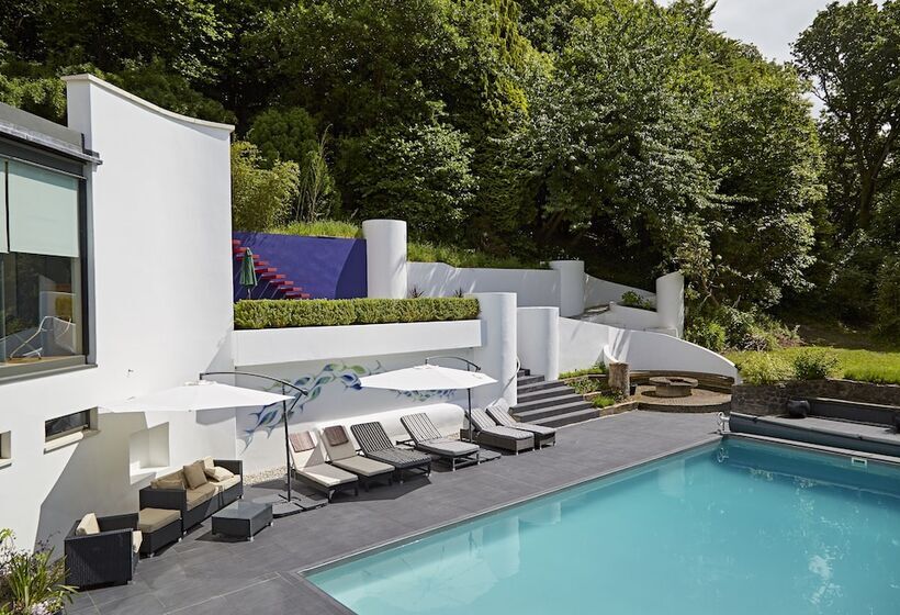 تختخواب و صبحانه Kaywana Hall