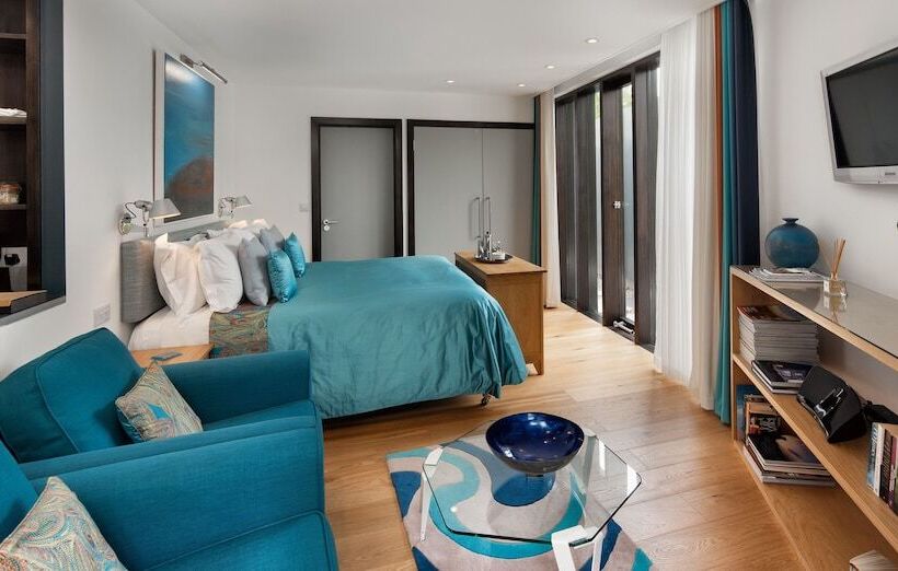 تختخواب و صبحانه Kaywana Hall