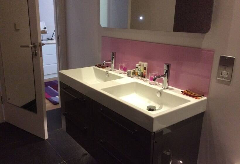 تختخواب و صبحانه Kaywana Hall