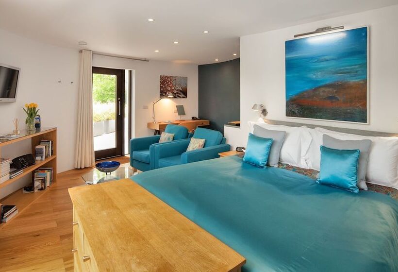 تختخواب و صبحانه Kaywana Hall