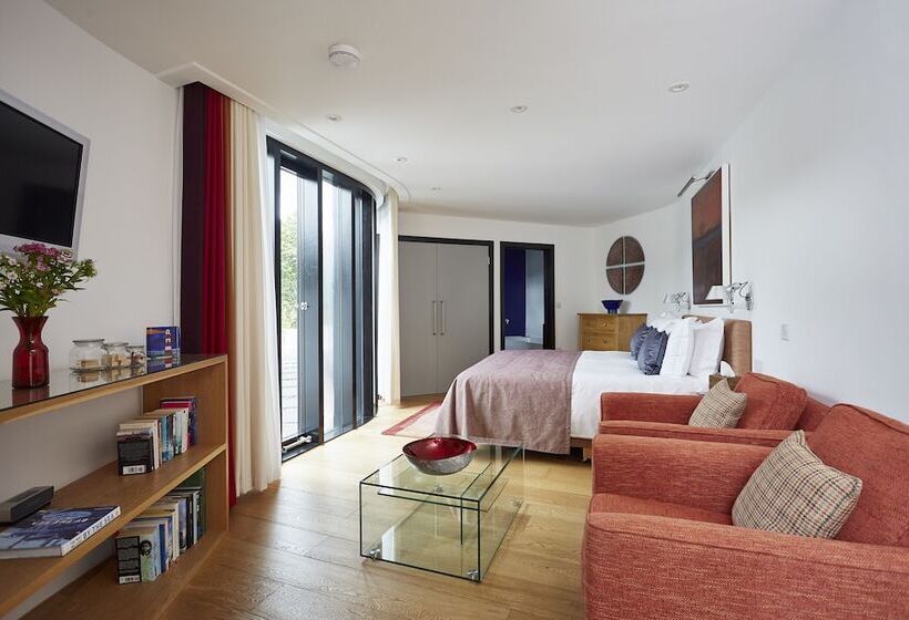 تختخواب و صبحانه Kaywana Hall