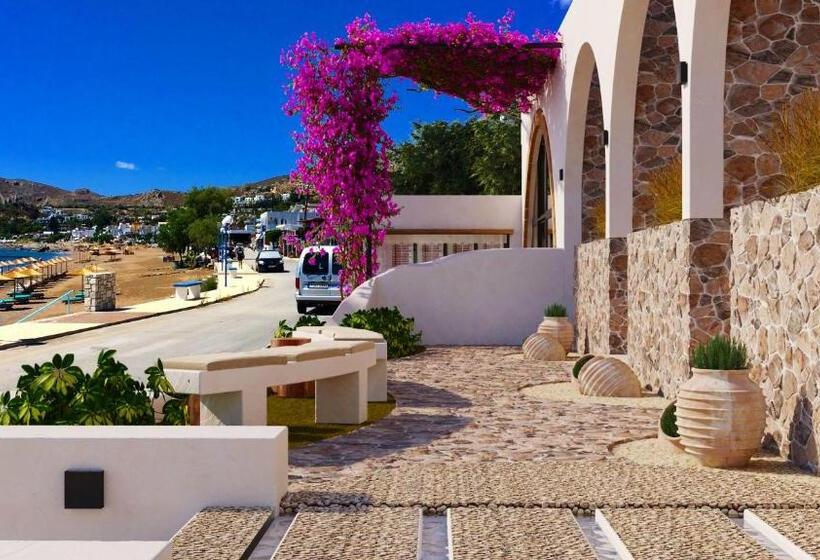 בית מלון כפרי Delfini Beach