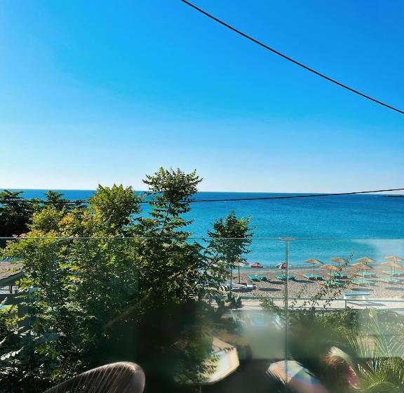 בית מלון כפרי Delfini Beach