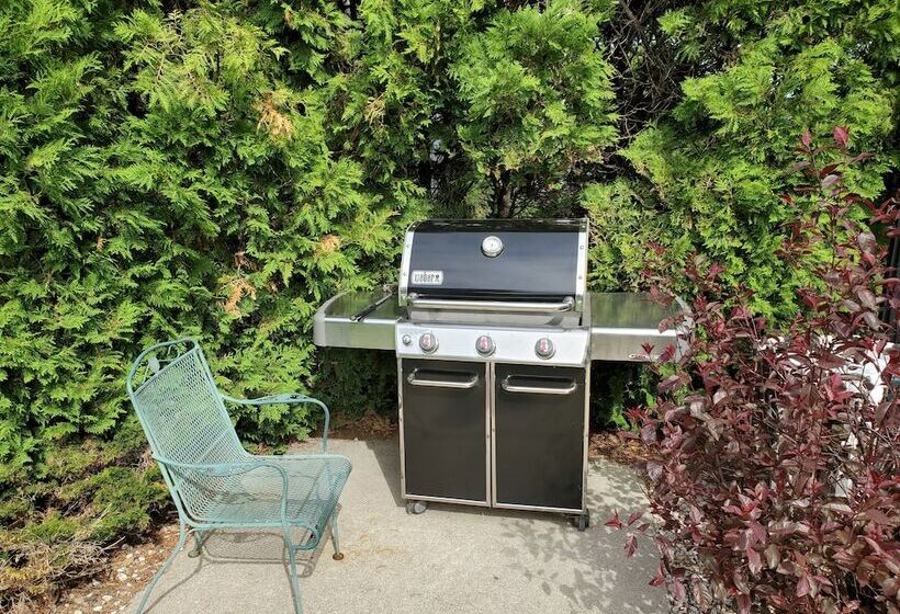 Отель Bridgeport Waterfront Resort