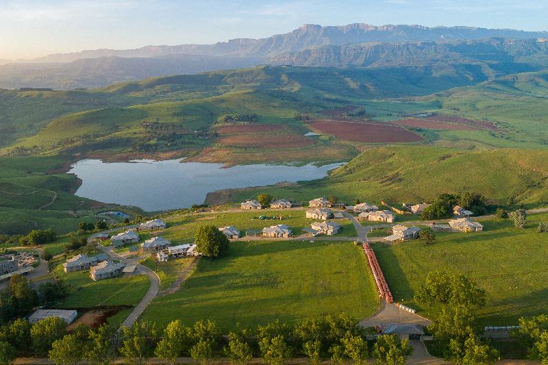 בית מלון כפרי Cayley Mountain Resort