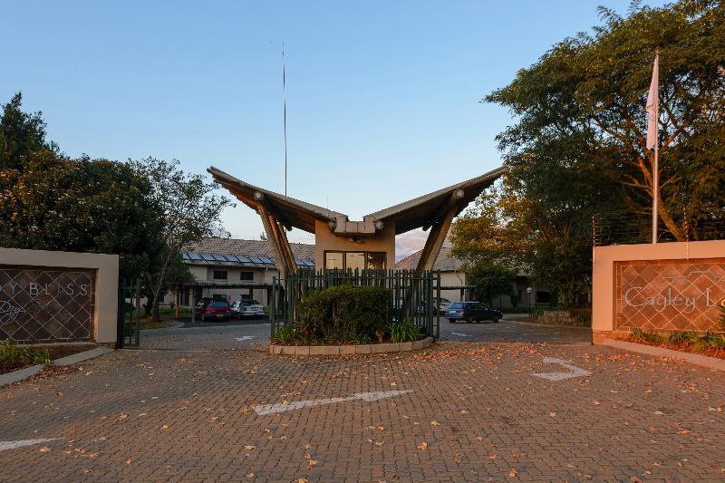 בית מלון כפרי Cayley Mountain Resort