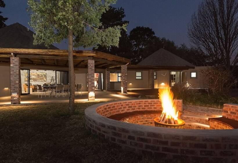 בית מלון כפרי Cayley Mountain Resort