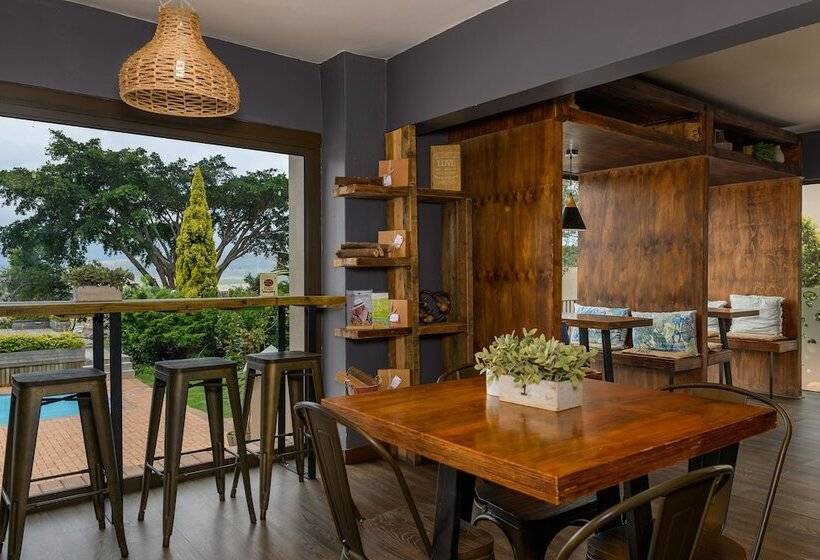 בית מלון כפרי Cayley Mountain Resort