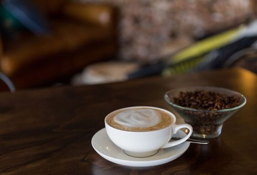 בית מלון כפרי Cayley Mountain Resort