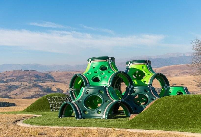 בית מלון כפרי Cayley Mountain Resort