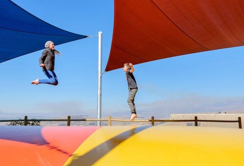 בית מלון כפרי Cayley Mountain Resort