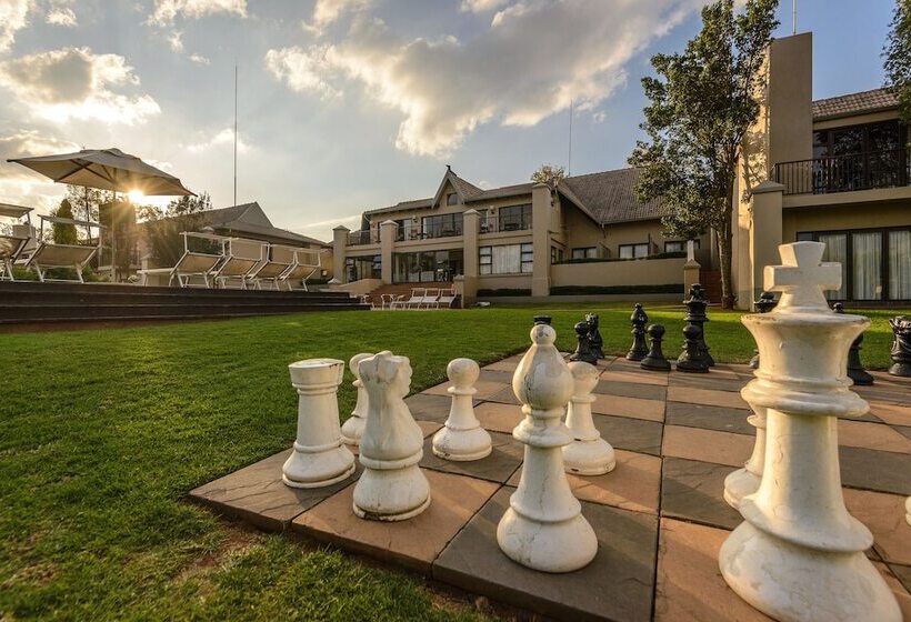 בית מלון כפרי Cayley Mountain Resort