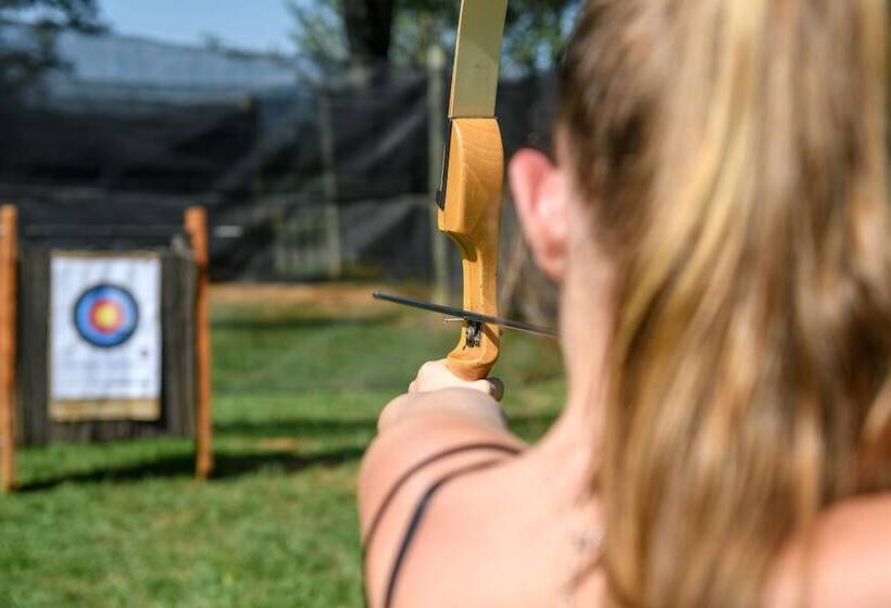 בית מלון כפרי Cayley Mountain Resort