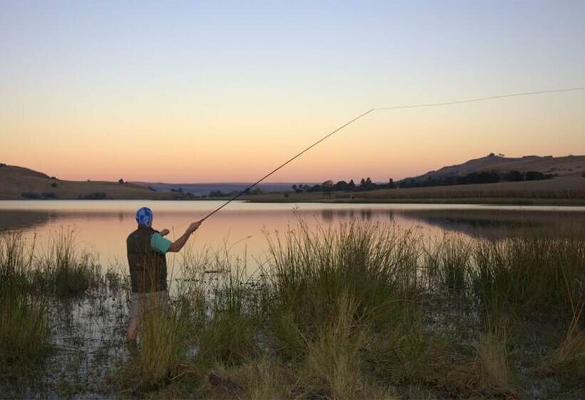 בית מלון כפרי Cayley Mountain Resort