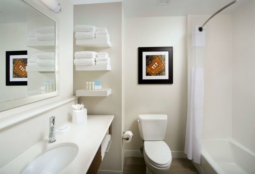 Отель Hampton Inn & Suites Falls Church