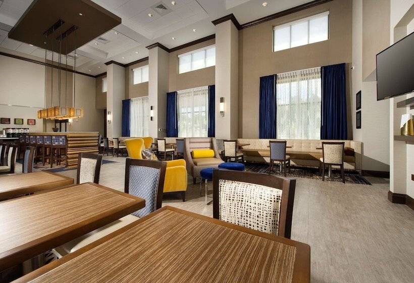 Отель Hampton Inn & Suites Falls Church