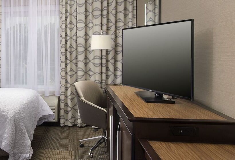 Отель Hampton Inn & Suites Falls Church