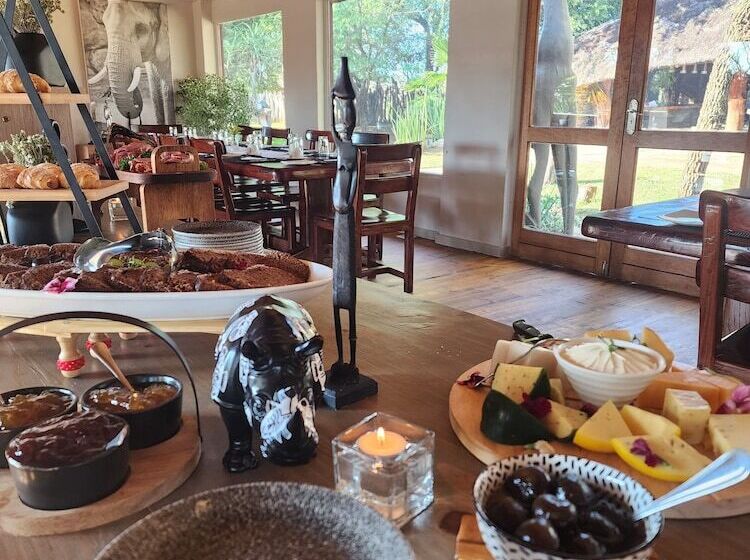 Отель Karongwe Portfolio Karongwe River Lodge