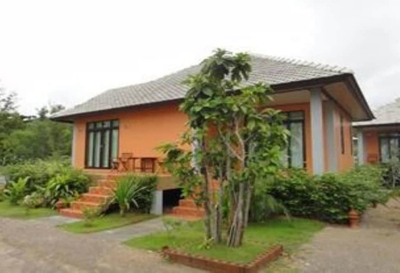 בית מלון כפרי Khanom Sunrise Beach