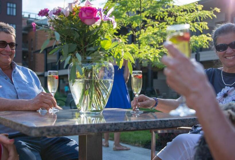 Отель Montfort Nicolet